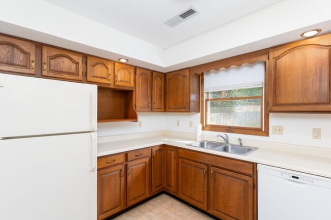 Building Photo - Fantastic Location! Close to MKT & Twin Lakes! 3BR/2.5BA/2000sqft., 2-Car Garage, Large Fenced Ya...