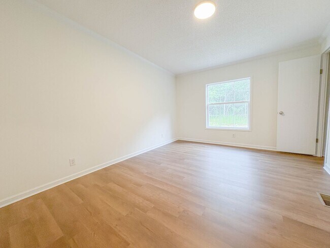 Building Photo - 4 Bedroom, 2 Bathroom: Pets Allowed!