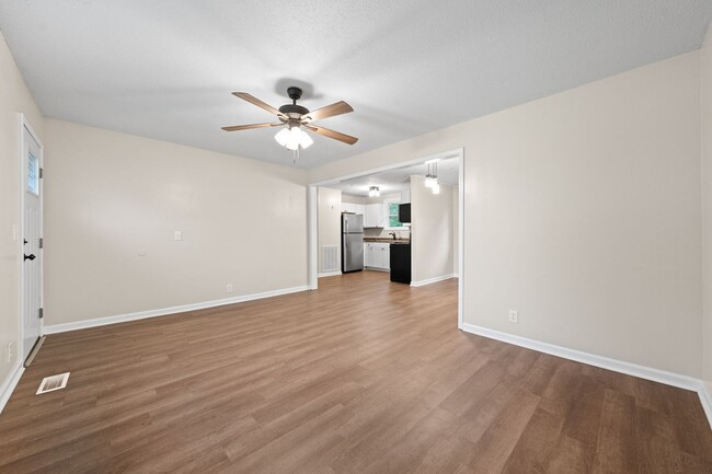Building Photo - Renovated 3 Bedroom Dog Friendly Home For ...
