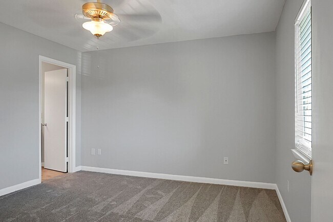 Building Photo - Renovated Condo located in heart of Mt Pleasant, near Ravenel Bridge and Waterfront Park
