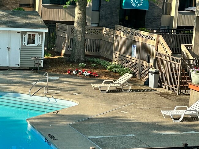 Building Photo - 2 Shrewsbury Green Dr