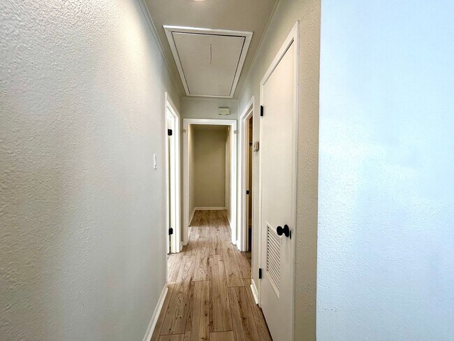 Building Photo - What a deal! a 3 bed house 5 min from DT a...