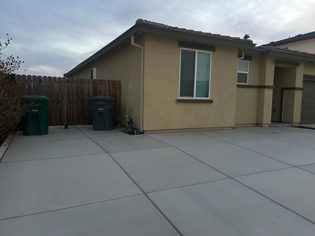 Building Photo - 2067 Greenbriar Dr