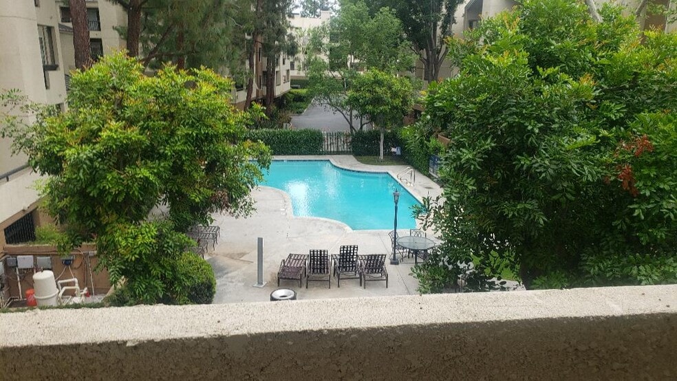 Building Photo - 5540 Owensmouth Ave