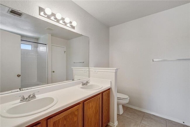 Building Photo - Large 4 Bedroom Home Near Major Conveniences