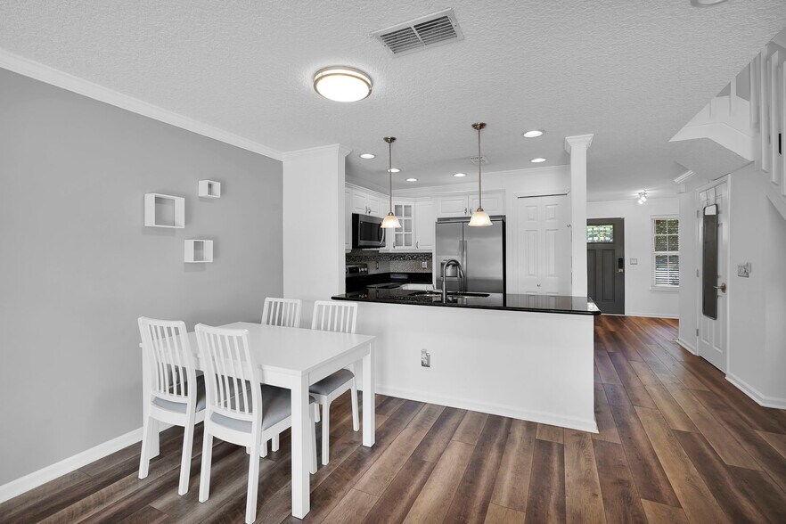 Building Photo - 11330 Lake Mandarin Cir E