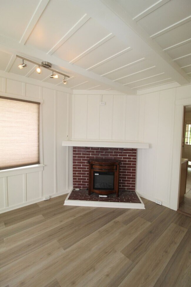 Building Photo - Downtown Ventura Bungalow with Beautiful Y...