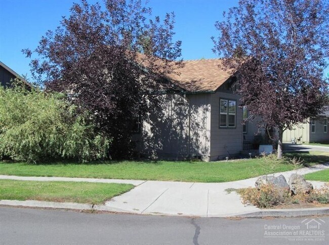 Building Photo - 62593 Hawkview Road