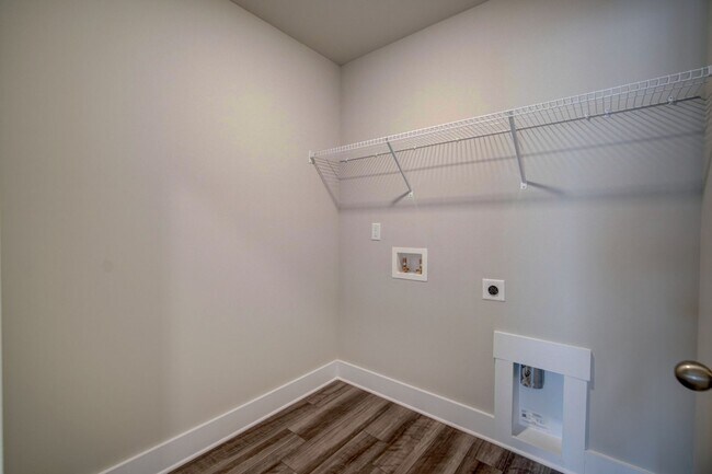 Building Photo - Gorgeous 4 BR, 3BA, Home with Loft, and 2 ...