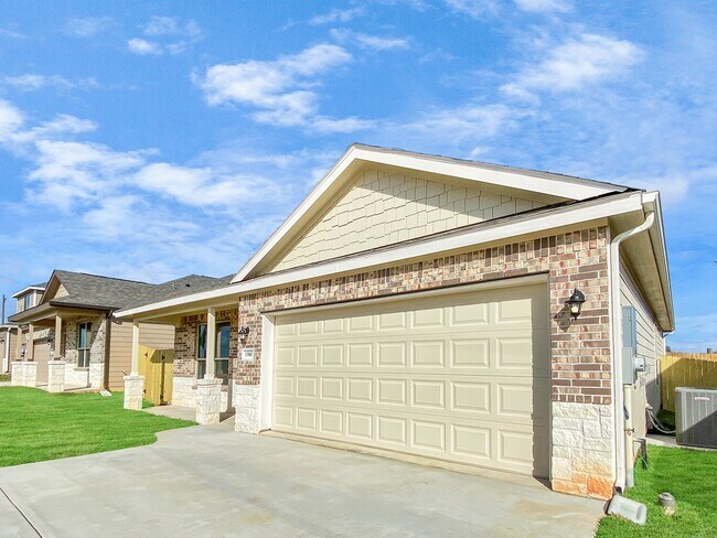 Building Photo - 13067 Clear View Dr