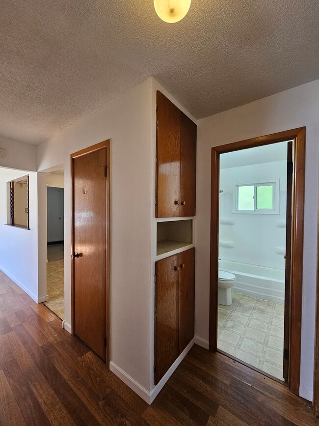 Building Photo - 3 BD | 1 BA | HOUSE | ATTACHED GARAGE | SO...