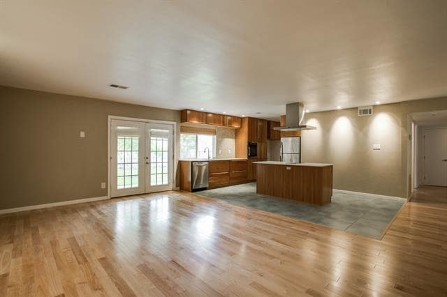 Primary Photo - 2312 Versailles Dr