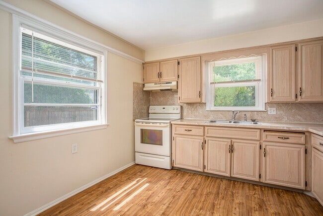 Building Photo - AVAILABLE MID-JULY!! 3 Bedroom, 1.5 Single...