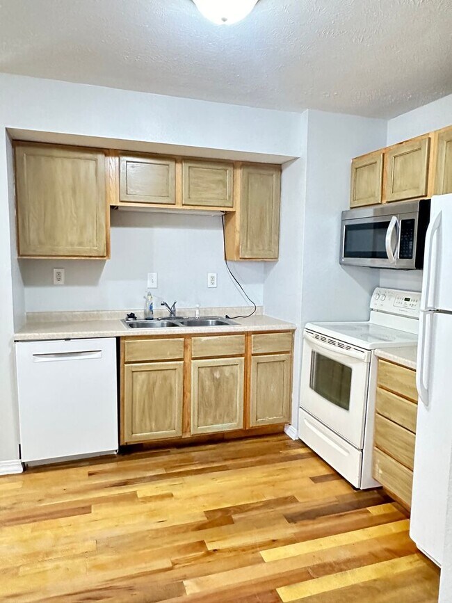 Building Photo - This 3 Bedroom Basement Duplex in Ozark is...