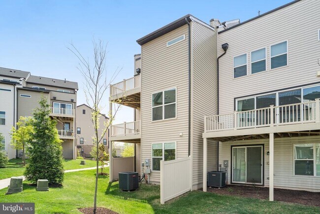 Building Photo - 4975 Longmire Wy