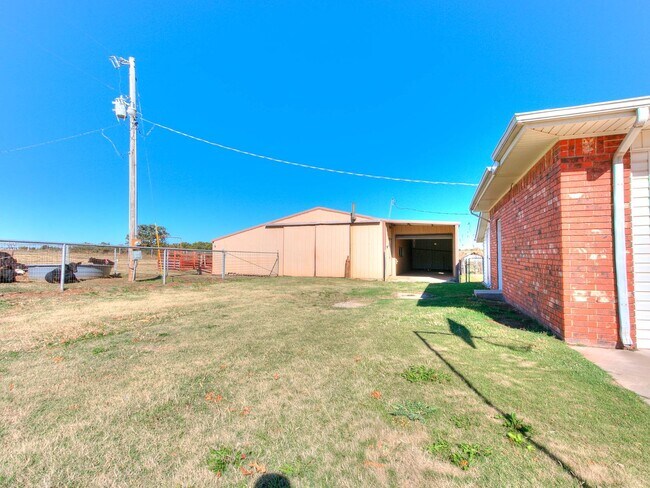 Building Photo - Beautiful 3 bed 2.5 bath home in the Country