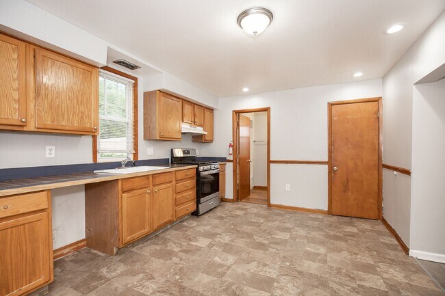 Building Photo - 3262 W 122nd St