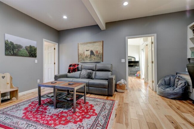 Building Photo - Beautifully Renovated 5 Bedroom Farmhouse outside of Newberg