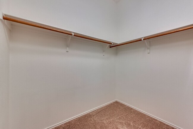 Building Photo - COMING SOON! CHARMMING 2 BEDROOM TOWNHOME ...