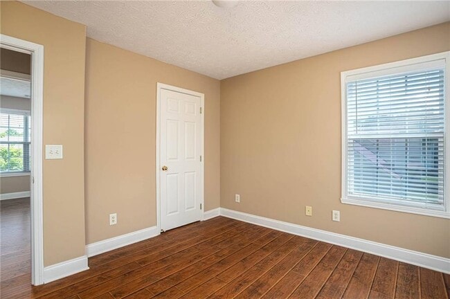 Building Photo - 1098 Fountain Lakes Ct