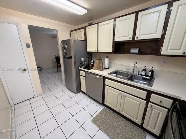 Building Photo - 9270 Fontainebleau Blvd