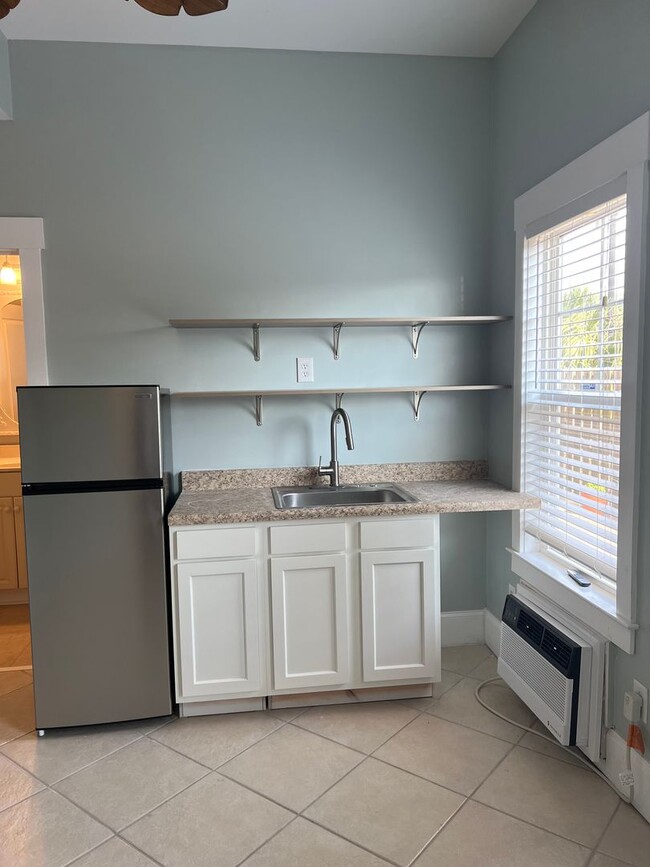 Building Photo - Carolina Beach - One Bedroom Studio/Room -...