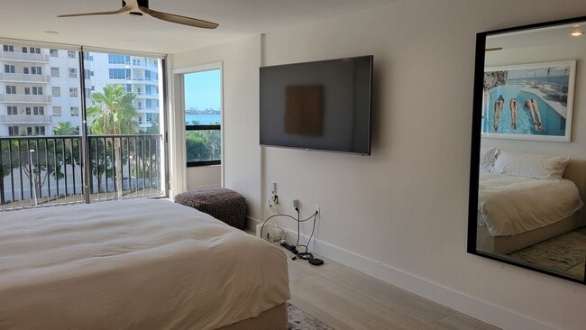 Building Photo - Beautifully renovated 2/2 condo downtown Sarasota with view of Bay!