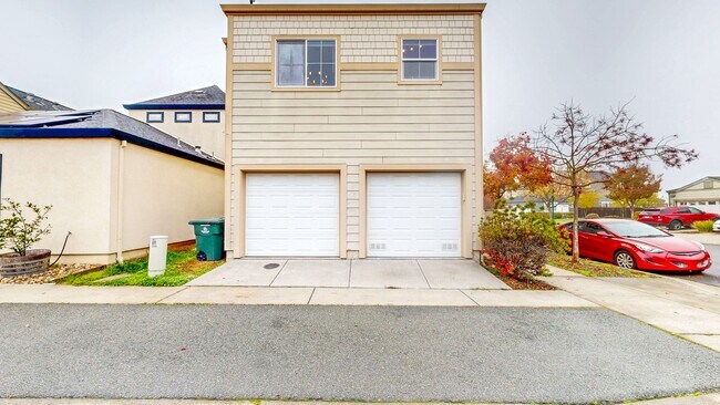 Building Photo - 2421 N Village Dr