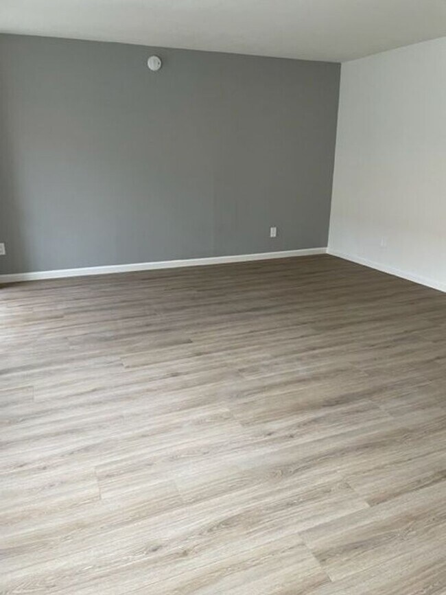 Building Photo - Beautiful 2 Bedroom Apartment in Whittier with Move in Special