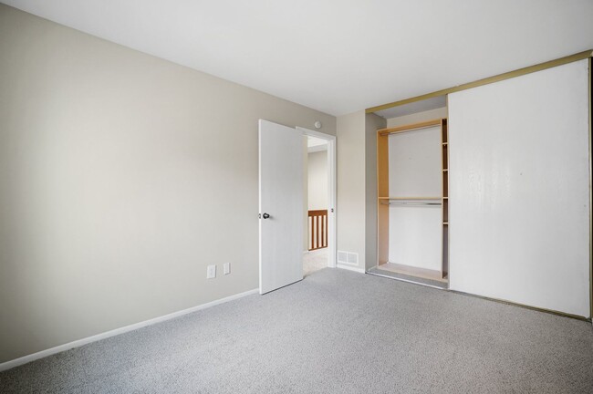 Building Photo - Charming 3-Bedroom Condo with Updated Feat...