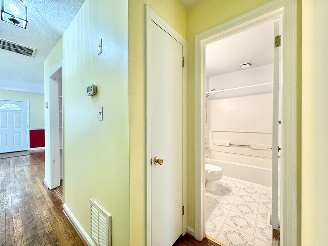 Building Photo - 505 Crestwood Dr