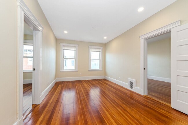 Building Photo - 3Br/1Bth in GREAT location in Brighton's Oak Sq.! Shops, restaurants. Laundry IN UNIT!