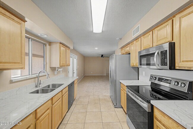 Building Photo - 1324 W 12th St