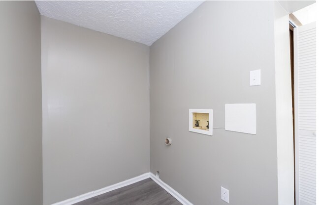 Building Photo - Now available !! Cute 3 bed 2 bth bungalow