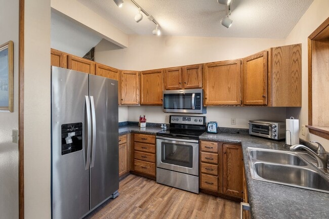 Building Photo - 3704 Meadowbrook Dr
