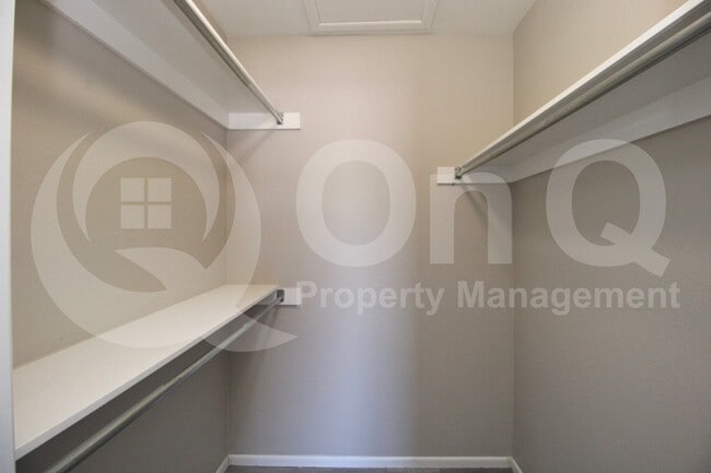 Building Photo - 713 W Mesquite St