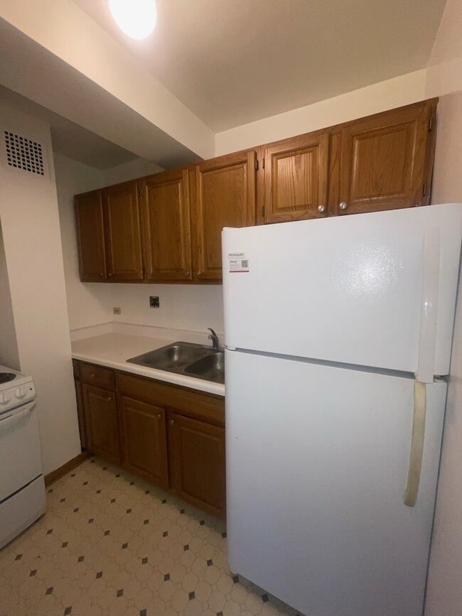 Building Photo - 4180 N Marine Dr