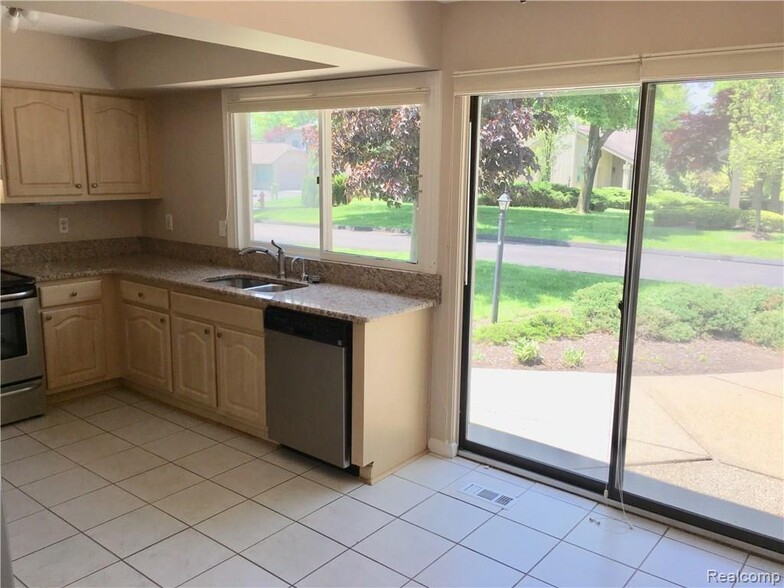 Building Photo - 1829 Golf Ridge Dr