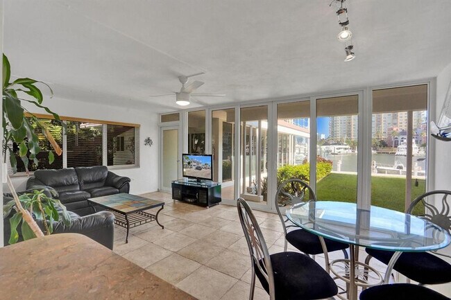 Building Photo - 2760 Yacht Club Blvd