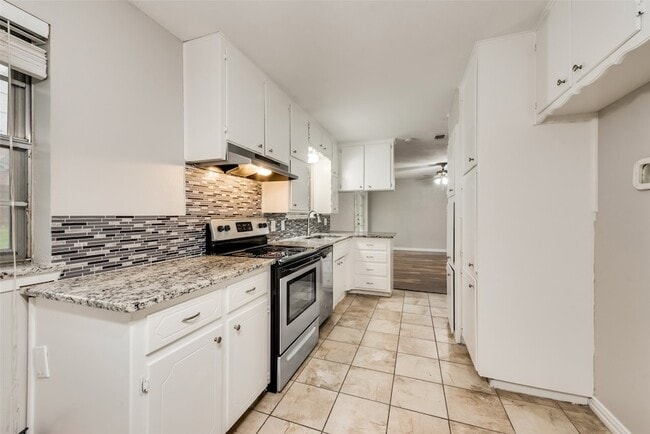 Building Photo - 1812 Ravenswood Dr N