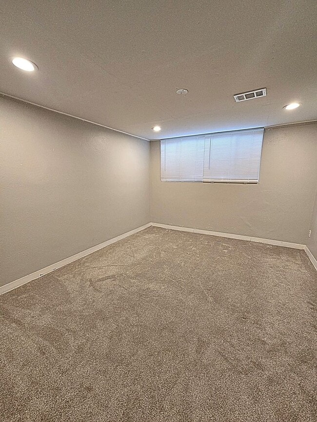 Building Photo - Super Spacious & Updated 1-Bed, 1-Bath Apa...