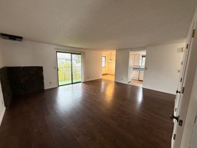 Building Photo - 2 Bed/1 Bath SE Bend Condo with Single Car...
