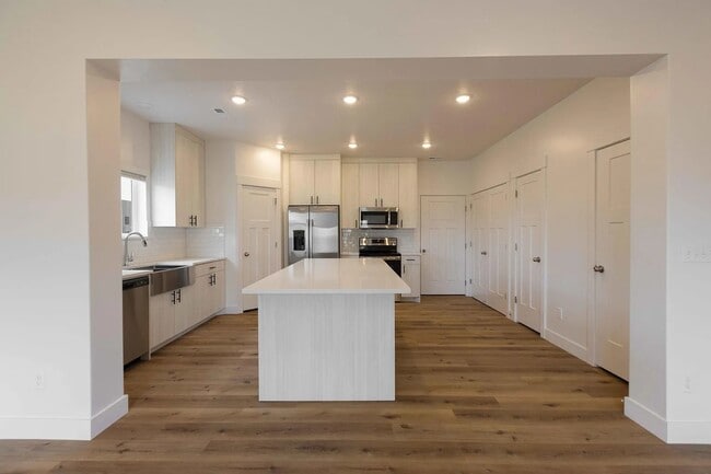 Building Photo - HCT 571