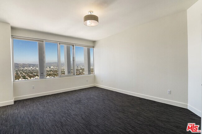 Building Photo - 5670 Wilshire Blvd