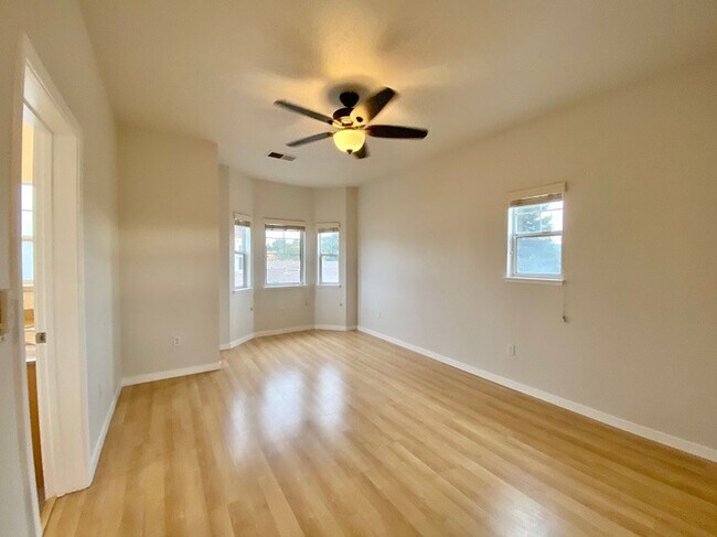Building Photo - 140 Valley Oak Dr