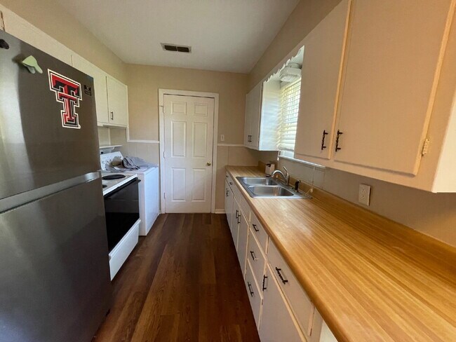 Building Photo - BEAUTIFUL HOUSE NEAR MEDICAL AND TTU