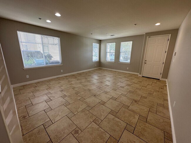 Building Photo - Beautiful 4  bedroom, 2.5 bath home in Garin Ranch