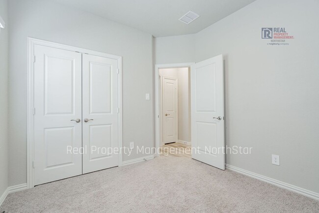 Building Photo - Charming 3 bedroom 2 bath