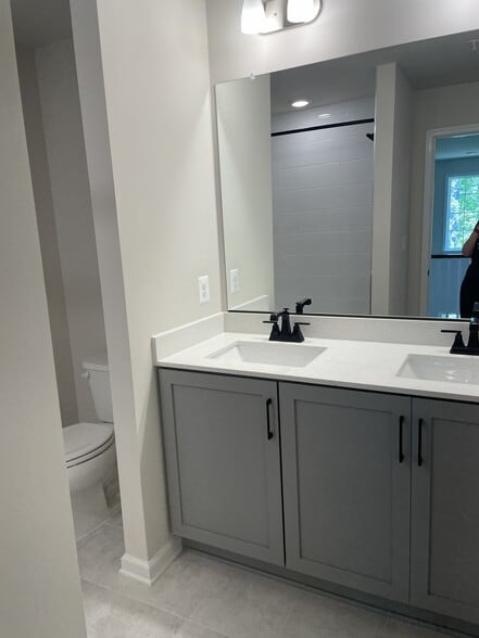 Hall bathroom - 10910 Meridian Hill Way