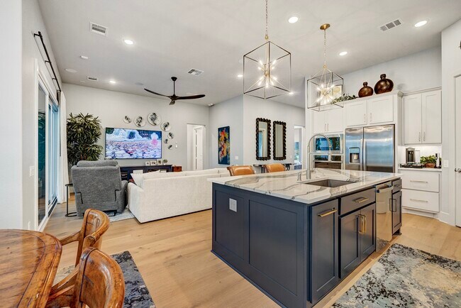 Building Photo - 327 N Turks Cap Trail